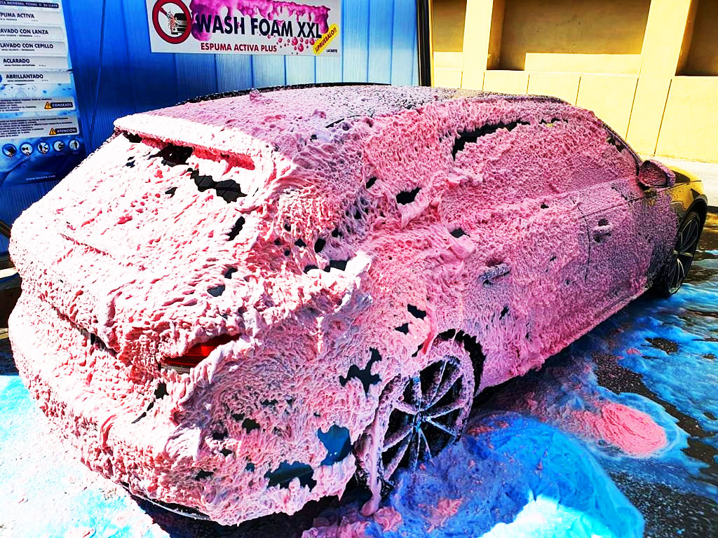 lavar el coche con espuma de colores